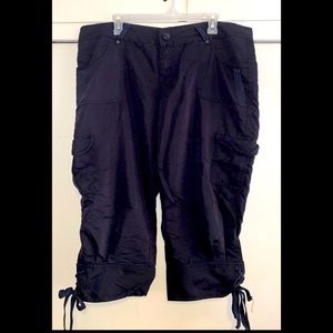 Black Capri cargo pants